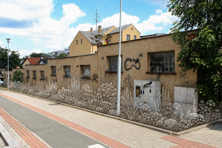 14. vlna květů u&nbsp;garáží