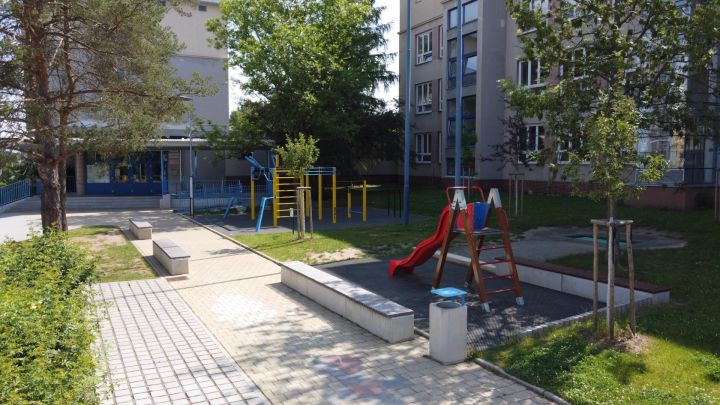 22. ZŠ prostranství před vchodem
