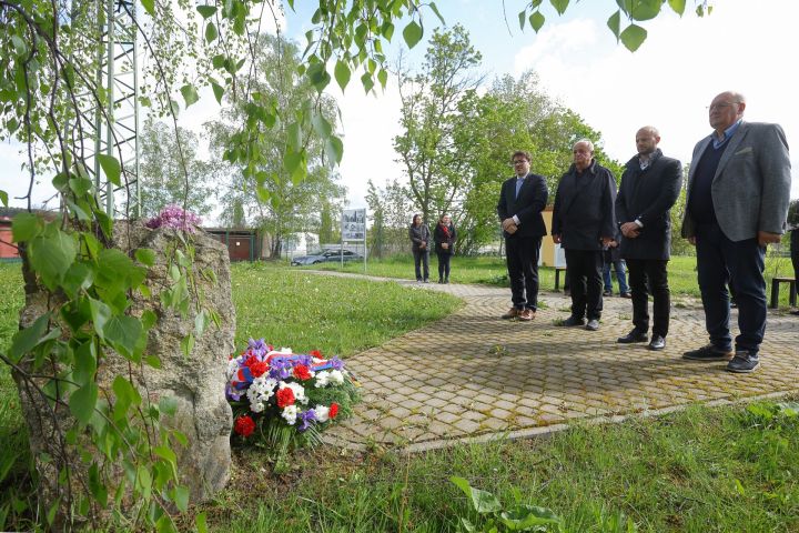 F_0103_B00_9417 F_0103_B00_9417